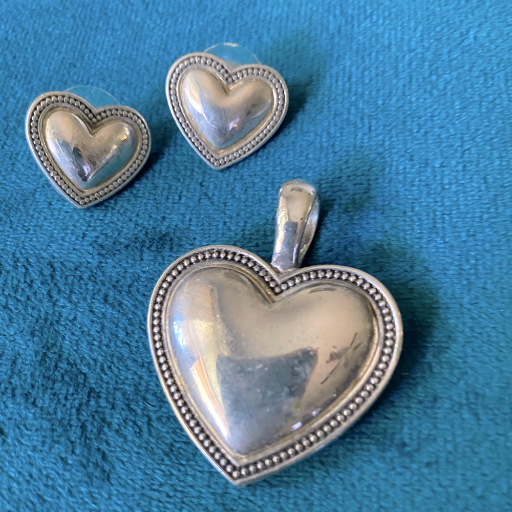 Premier Designs pendant and earrings